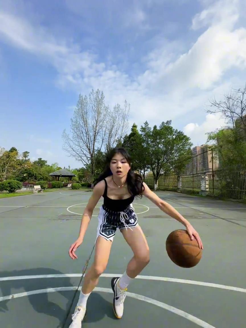 看著有點實力，敢背打我不？